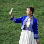 Djevojka u tradicionalnoj nošnji koja slika selfie