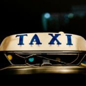 Bijeli znak taxi auta