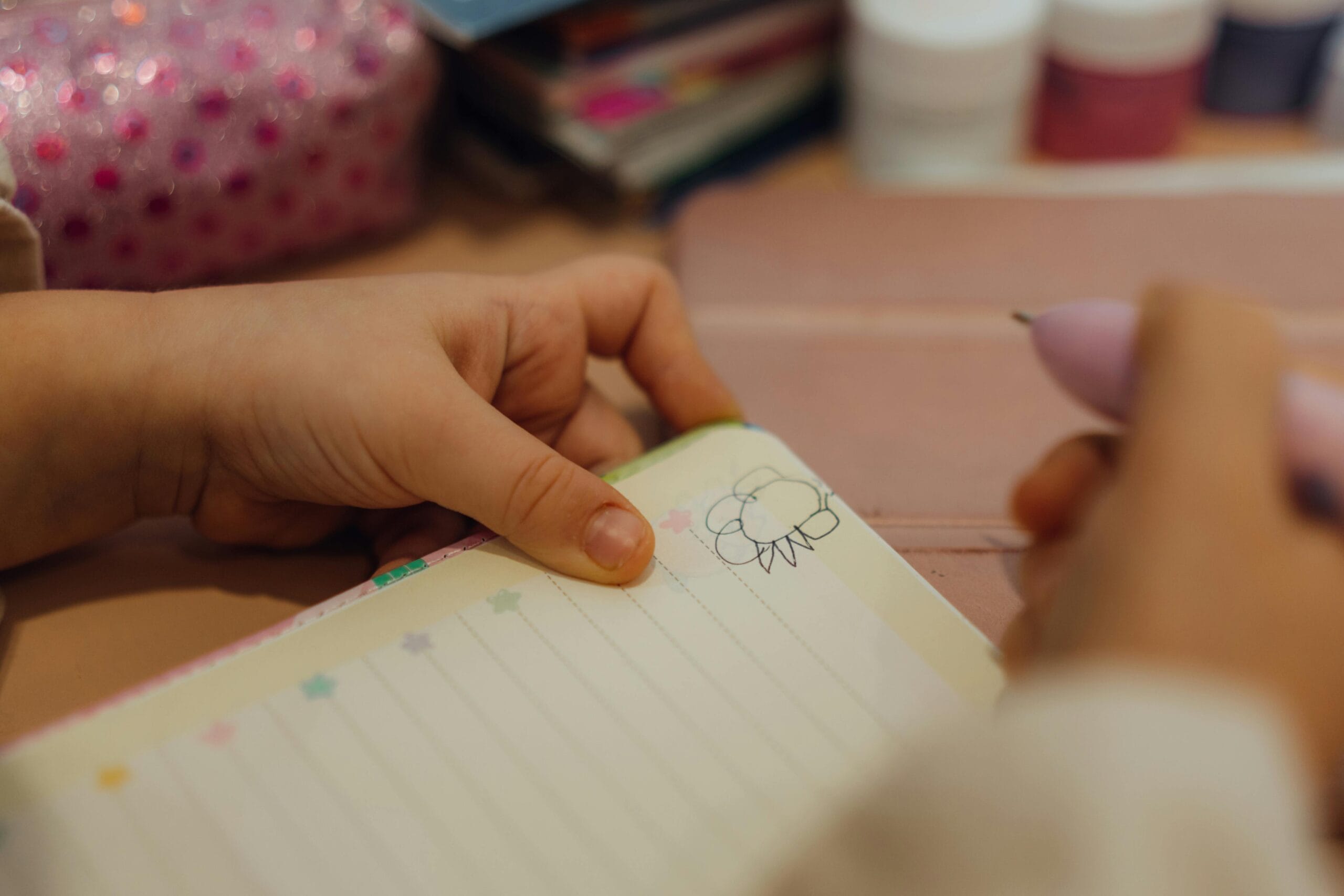 Dijete koje drži školsku bilježnicu