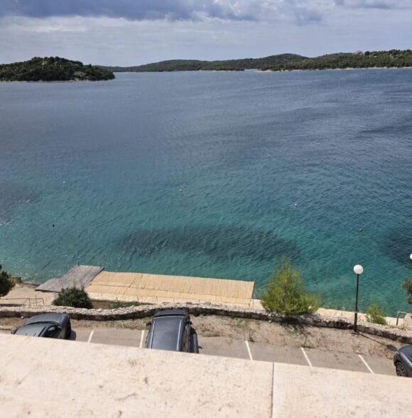 Iznajmljivanje soba i apartmana Tisno