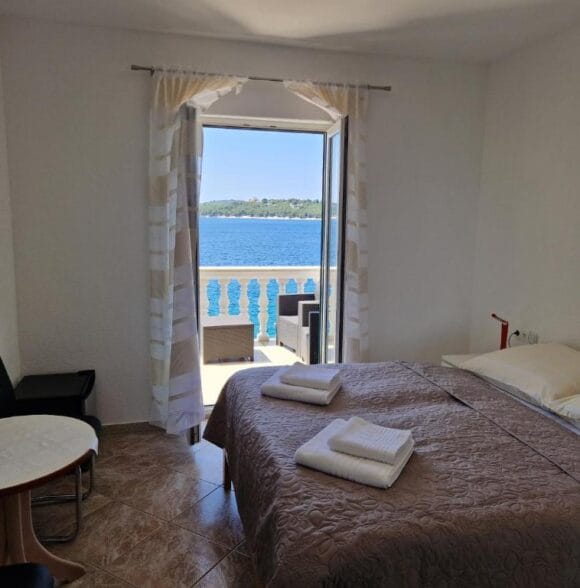 Iznajmljivanje soba i apartmana Tisno