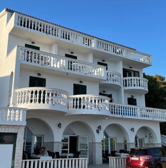 Sobe i apartmani, Tisno