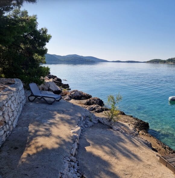 Sobe i apartmani, Tisno