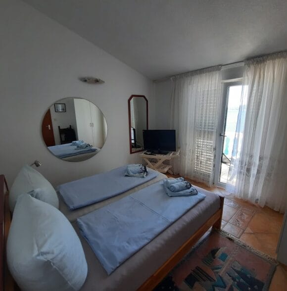 Sobe i apartmani, Tisno