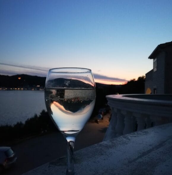 Sobe i apartmani, Tisno